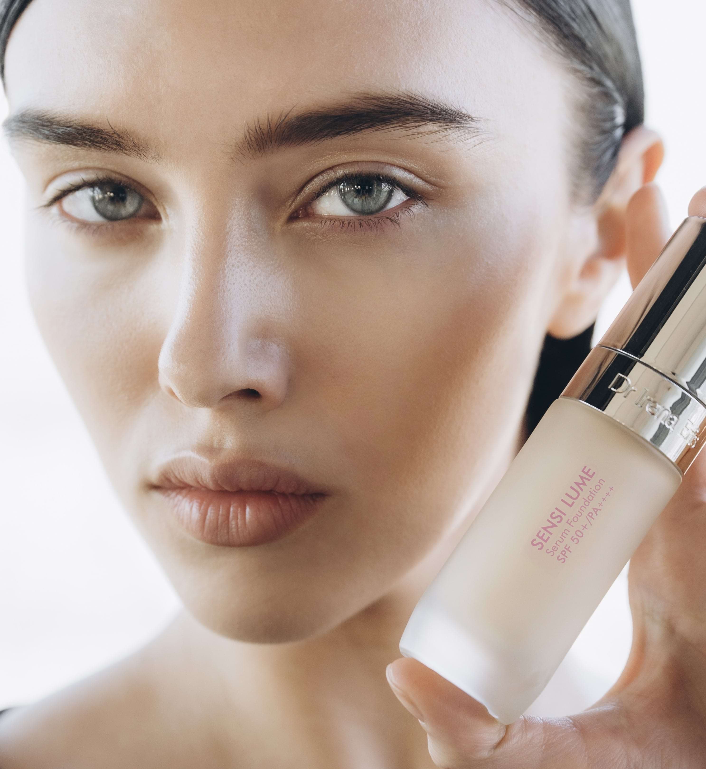 Modelka z serum-podkładem do twarzy Dr Irena Eris
