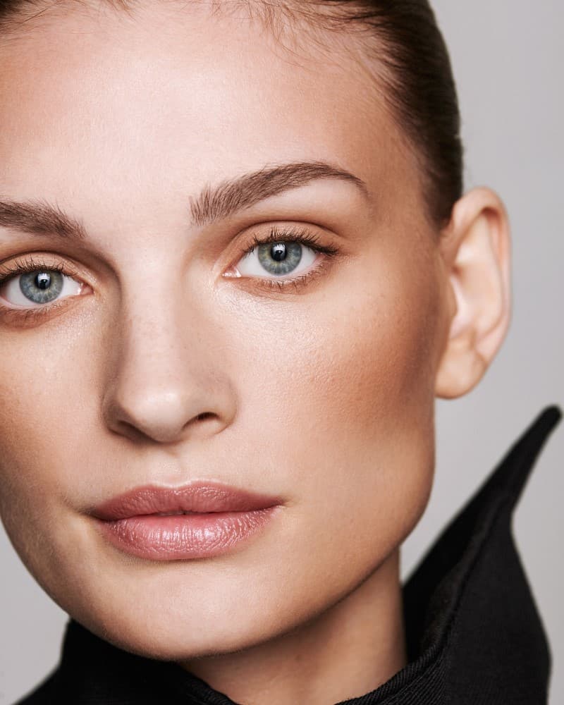 Modelka z użytym na twarzy pudrem Dr Irena Eris